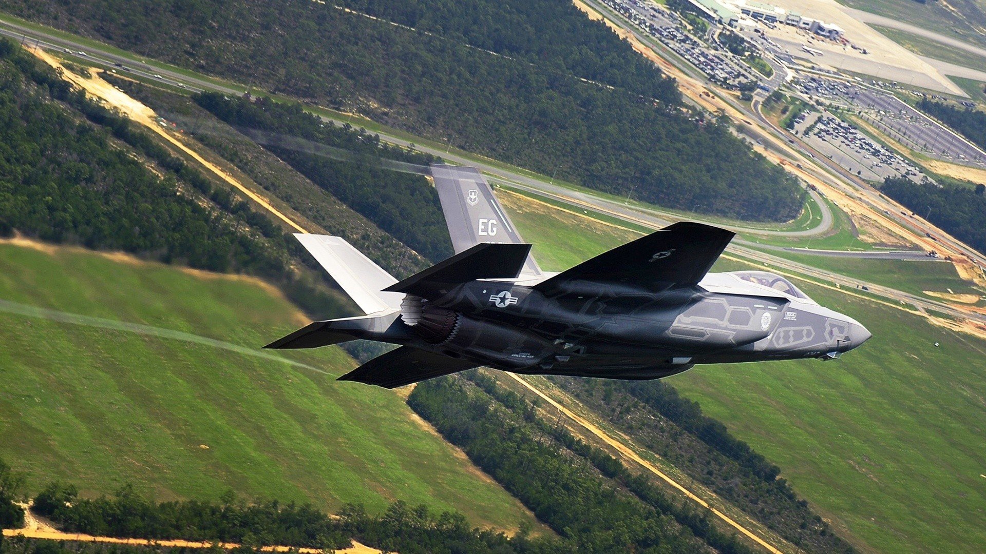 “新都兴城垒球赛：选手全力拼搏，谁将捧起金牌？”