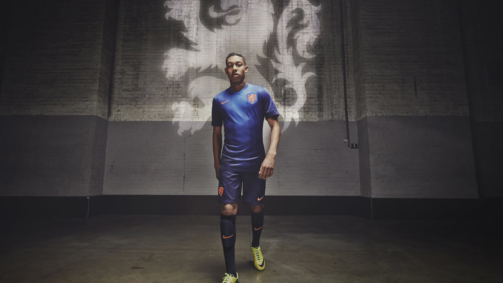 “飞盘争夺：三叉湖田径场上演极速空中对抗”