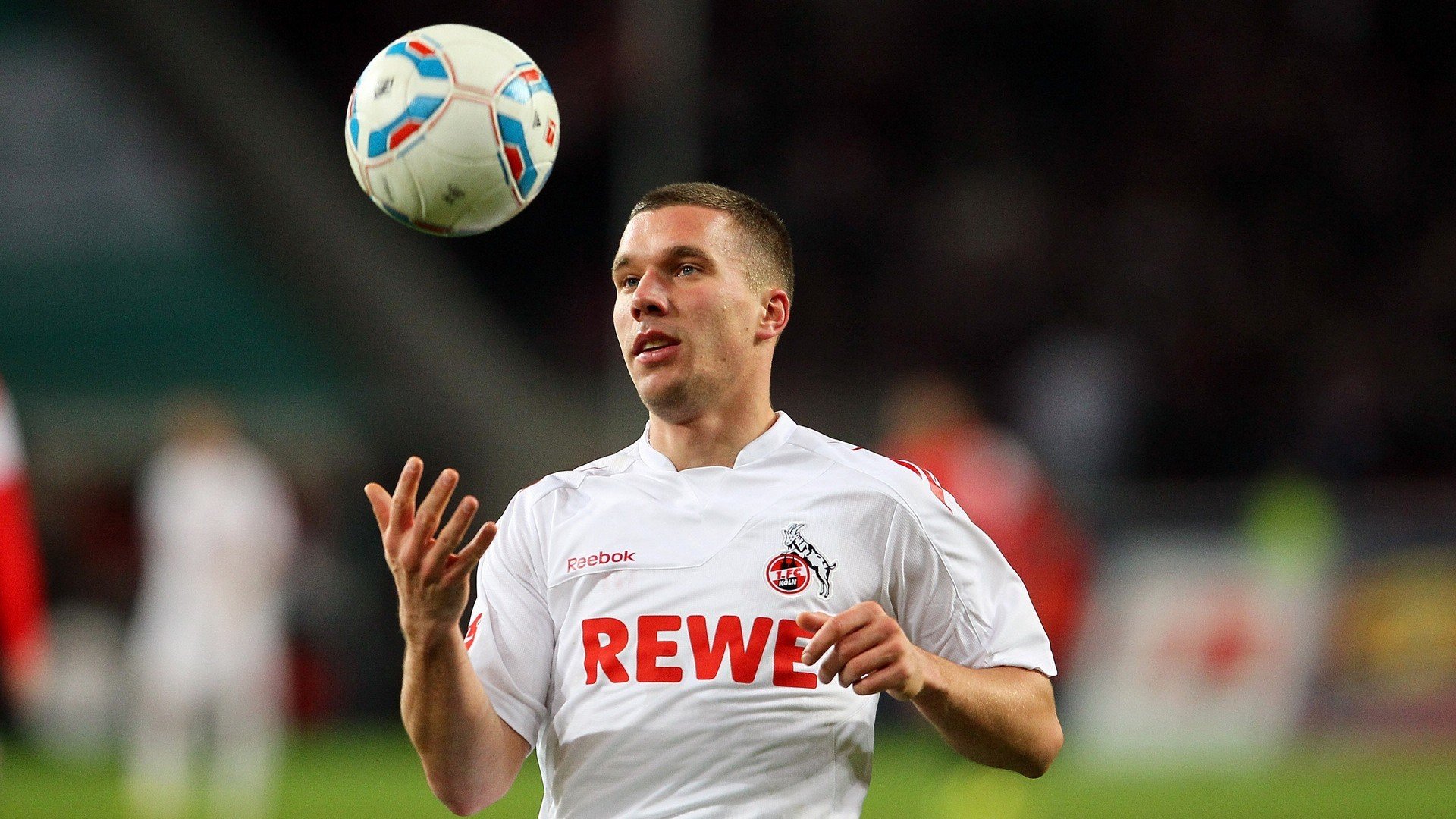 爱游戏APP-基层足球普及工程持续推进,青少年体育基础日益坚实,开展青少年足球训练的意义